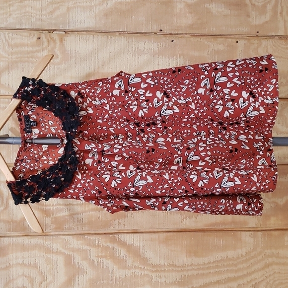 TCEC Rust Red Black Heart Print Sleeveless Lace Collar Blouse Size M - Picture 1 of 3